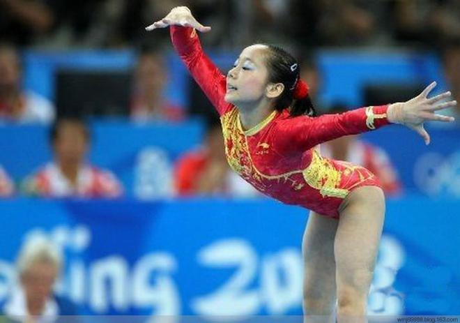 身高僅1米37的奧運(yùn)冠軍20歲迎來(lái)二次發(fā)育退役多年她過(guò)得如何(圖12)