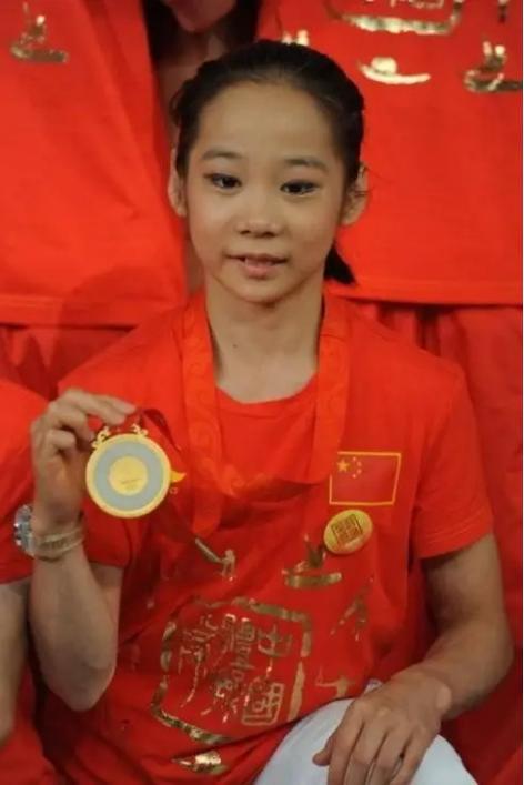身高僅1米37的奧運(yùn)冠軍20歲迎來(lái)二次發(fā)育退役多年她過(guò)得如何(圖14)