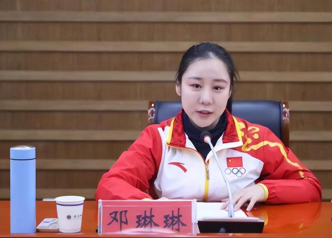 身高僅1米37的奧運(yùn)冠軍20歲迎來(lái)二次發(fā)育退役多年她過(guò)得如何(圖27)