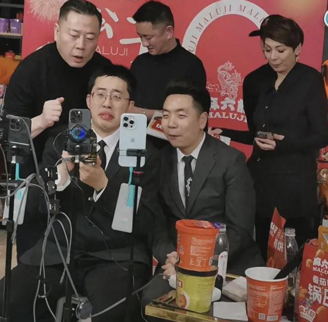 麻六記小井現(xiàn)身北京汪小菲全程陪同規(guī)格高兩人同坐一起用餐！(圖1)
