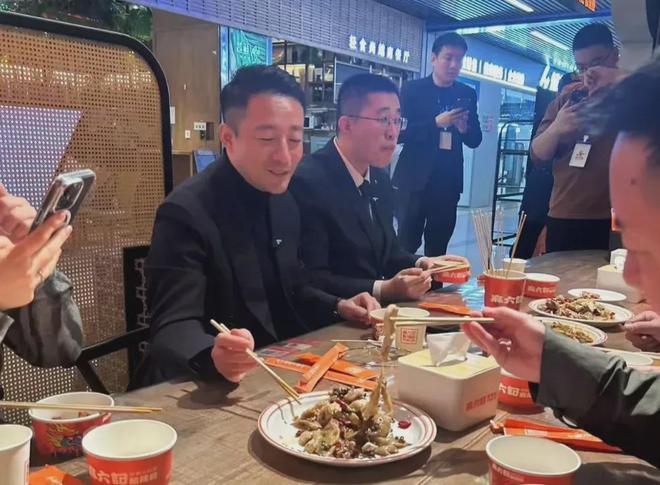 麻六記小井現(xiàn)身北京汪小菲全程陪同規(guī)格高兩人同坐一起用餐！(圖4)