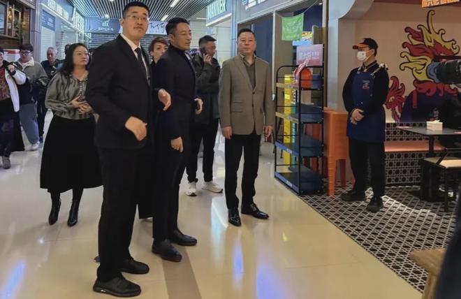 麻六記小井現(xiàn)身北京汪小菲全程陪同規(guī)格高兩人同坐一起用餐！(圖5)