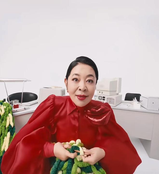 66歲倪萍拍母親節(jié)廣告嘴大下巴長臉變形被吐槽開了恐怖特效(圖2)