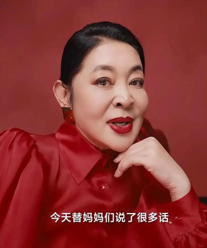 66歲倪萍拍母親節(jié)廣告嘴大下巴長臉變形被吐槽開了恐怖特效(圖5)