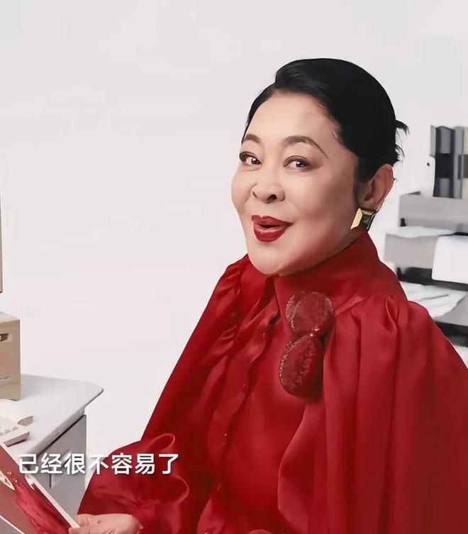 66歲倪萍拍母親節(jié)廣告嘴大下巴長臉變形被吐槽開了恐怖特效(圖3)