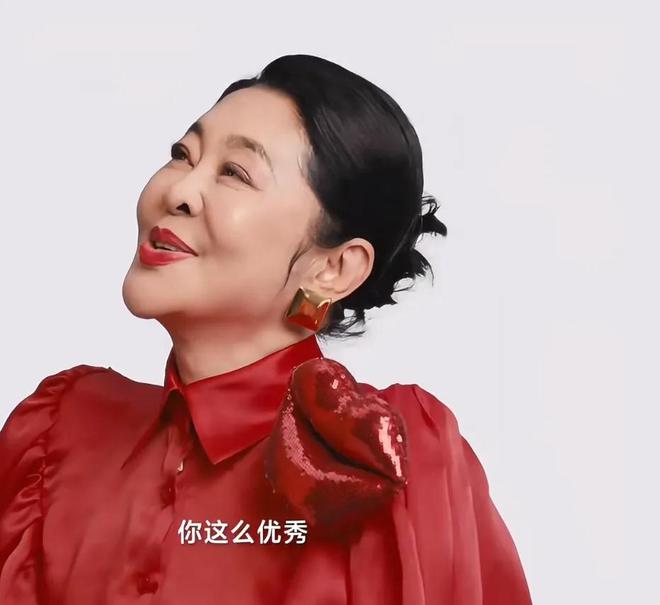 66歲倪萍拍母親節(jié)廣告嘴大下巴長臉變形被吐槽開了恐怖特效(圖6)